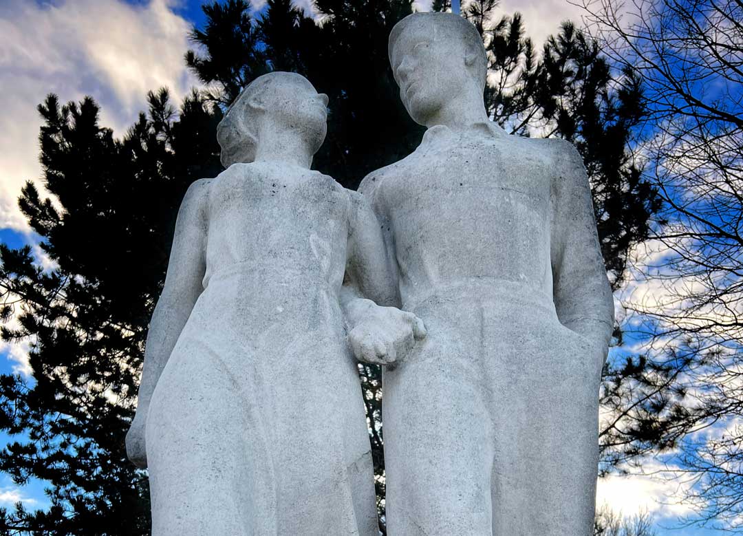 Povl Søndergaards måske mest kendte værk er monumentet for Knud Rasmussen, der står på Kystvejen i Charlottenlund