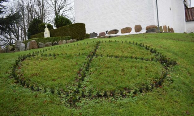 Kunstværket Nådeskorset findes på kirkegården ved Hvalsø Kirke